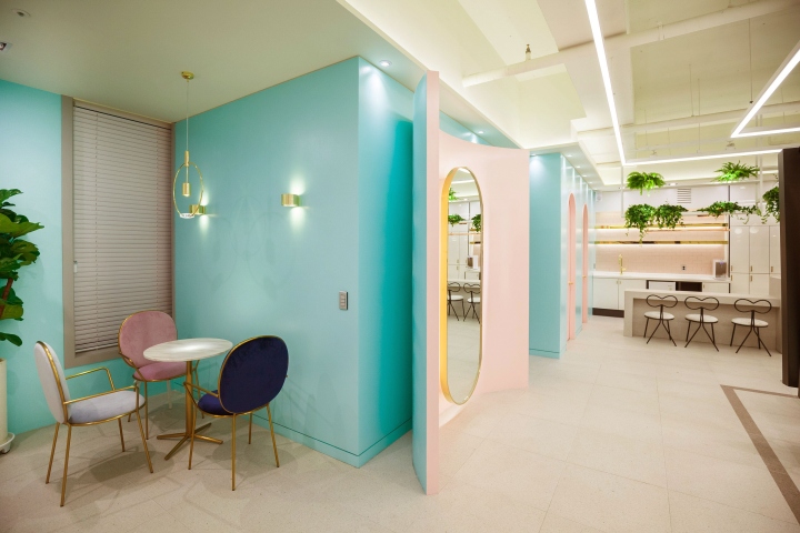 線(xiàn)條纖細、造型柔美的凳子