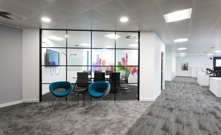 開(kāi)放式互動(dòng)型辦公室裝修效果圖