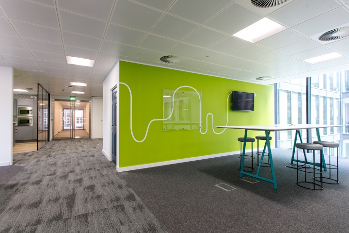 開(kāi)放式互動(dòng)型辦公室裝修效果圖