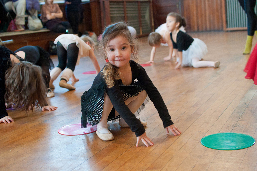 舞蹈培訓學(xué)校地面裝修應該選用什么材料好？